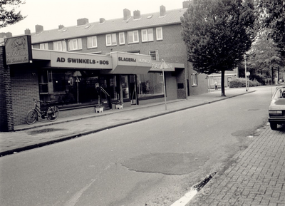 Trompstraat 6 t/m 8, gezien vanuit de richting 'Admiraal De Ruyterplein'. Links slagerij Ad Swinkels-Bos en kapsalon André Dirks. Na de winkels de Piet Heinstraat