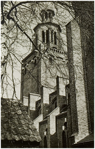 Kerk Sint Leonardus aan de Wethouder Ebbenlaan. Achterzijde van de toren, gezien vanaf de begraafplaats