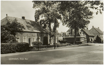 Dorpsstraat, gezien in de richting 'Hortsedijk' Van links naar rechts boerderij (29 t/m 31 ) en DiJo-bar (33). Tussen deze twee panden in is later de Kloosterstraat aangelegd