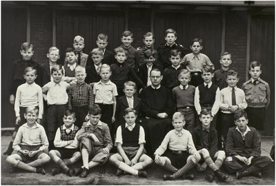 Een klassenfoto: Klas 4a met broeder Berno van de St. Caniusiusschool (Molenstraat)