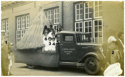 Kindsheids processie: met vrachtwagen van Driek Kennis-Jaspers opgesteld bij de St.Annaschool Budel. Uiterst links meester Ras. 1. meester Ras;