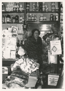 Anneke de Bruin in haar winkel