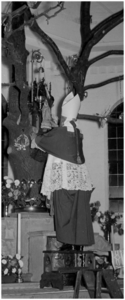 Altaar van de oude St. Lambertuskerk (O.L. Vrouw ter Eik): Priester pakt het beeldje van O.L.Vrouw ter Eijk