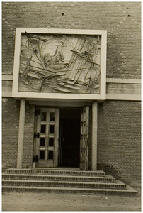 Vlierden. Hoofdingang van de Parochiekerk aan de Pastoriestraat, boven de ingang het kunstwerk wervaardigd door Dhr. Jacobs uit Vlierden