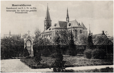 De oude St. Lambertuskerk (O.L. Vrouw ter Eik), Kapelstraat, achterzijde: op de voorgrond het processieveld