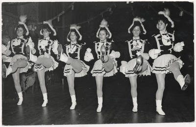 Carnaval 1966. Dansmarietjes v.l.n.r. Henny Crielaart, An van Bokhoven, onbekend, Paula Drouwen, Diel Heinemans, en Dot Hooglugt