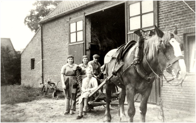 Familie Bos poseert bij paard en wagen