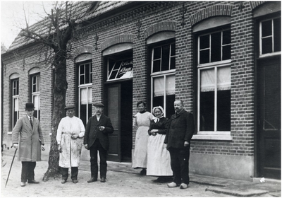 Driek van Oorschot, Herman Witsiers (barbier), niet bekend, Lina Hansen, Koba Verweijen en Janus Verweijen poseren voor Café De Valk