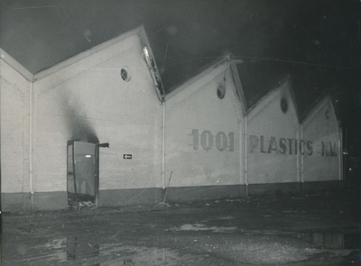 Serie van 2 foto's van de brand in de 1001 plasticfabriek aan de Einderstraat