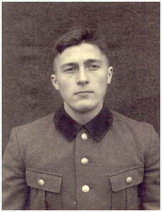 Johann Frigge: militair in uniform. Geboren 16-05-1921 te Sogtrop (Duitsland) portret gesneuvelde op 15-9-1944, Maarheezerweg, Budel. Begraven op de militaire begraafplaats in Ysselstein