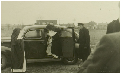 Aankomst van de zusters van Bethanie op Binderen.Chauffeur Hermans( van Diddens en van Asten) arriveert met enkele zusters bij Binderen