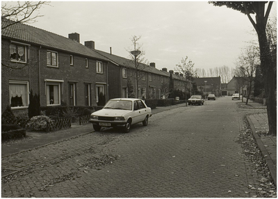 Pastoor Verhoeckxstraat, gezien vanuit de richting van de 'Pastoor van de Spijkerstraat' in de richting Pastoor Elsenstraat. Rechts de toegang tot de Pastoor van Massenhovenstraat