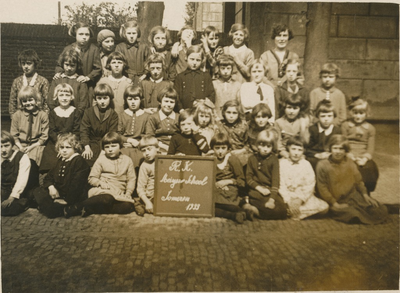 Leerlingen van de openbare lagere school in Someren Dorp met juffr. Hurkmans, bovenste rij eerste rechts.