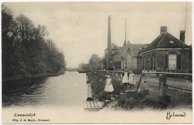 Kanaaldijk N. W., gezien vanaf de Veestraatbrug in zuidelijke richting. Rechts de brugwachterswoning en daarna de Koninklijke Nederlandse Machinefabriek v/h E.H. Begemann