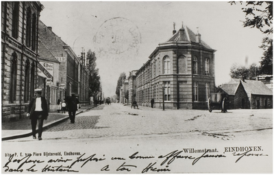 Willemstraat gezien vanaf de kruising met Emmasingel-Keizersgracht-Kleine Berg