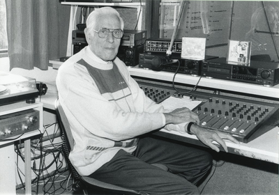 George Bonke, als oudste DJ van Nederland.