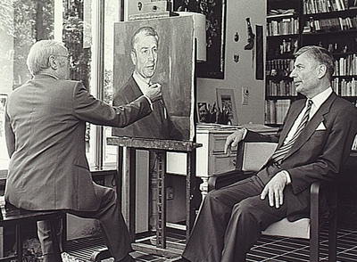 Mr A.A.M. van Agt (geb. Geldrop 1931), commissaris van de Koningin in Noord-Brabant 1983-1987; hier poserend voor zijn portret bij Peer van den Molengraft