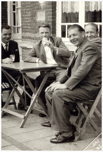 Cafe: Terras cafe Scheepers tijdens de kermis juli 1962. 1. Jac.van Geldrop ; Frans Valkenburg; Louis Valkenburg; 4. Harrie Valkenburg;