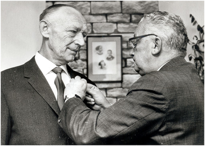 Koninklijke onderscheiding. Heer van de Molengraaf te Casteren t.g.v. 40 jarig dienstjubileum N.V. Philips op 23 oktober 1964