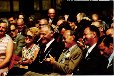 Genodigden, luisterend naar een voordracht, midden Burgemeester Rutten en rechts van hem Prins Bernhard